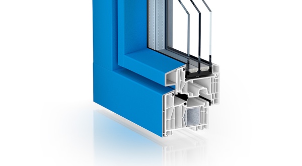 KÖMMERLING 88 MD AluCli Pro lichtblau, der Kunststoff ist mit der Aluminium-Vorsatzschale verbunden was für einen höheren Wärmedämmwert sorgt.